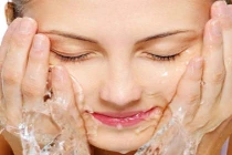 Khăn+ nước nóng= hỏng da mặt