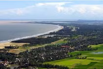 Nét đẹp nguyên bản của vùng biển Hải Tiến làm tăng giá trị của bất động sản khu vực này.