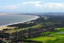 Nét đẹp nguyên bản của vùng biển Hải Tiến làm tăng giá trị của bất động sản khu vực này.