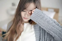 Dụi mắt có thể gây rách giác mạc