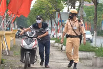 Hà Nội: "Quái xế" lao thẳng xe vào CSGT rồi nẹt ga bỏ chạy