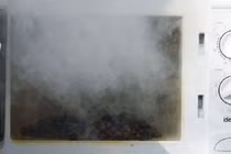 Cảnh báo nguy cơ cháy nổ khi sử dụng lò vi sóng.