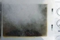 Cảnh báo nguy cơ cháy nổ khi sử dụng lò vi sóng.