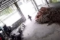 Clip em bé thoát chết may mắn gây sốc dân mạng và cảnh báo các phụ huynh