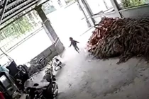 Clip em bé thoát chết may mắn gây sốc dân mạng và cảnh báo các phụ huynh