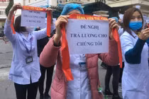 Nhân viên y tế Bệnh viện Tuệ Tĩnh căng băng rôn kêu cứu vì lương "bỏ đói"