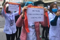 Nhân viên y tế Bệnh viện Tuệ Tĩnh căng băng rôn kêu cứu vì lương "bỏ đói"