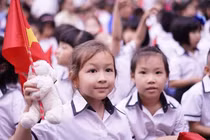 Phụ huynh được mua đồng phục cho con dựa trên mẫu nhà trường cung cấp