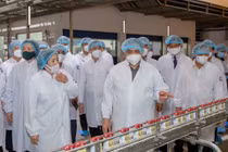 Thủ tướng đánh giá Vinamilk là doanh nghiệp điển hình “vừa sản xuất, vừa chiến đấu” trong dịch Covid-19