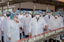 Thủ tướng đánh giá Vinamilk là doanh nghiệp điển hình “vừa sản xuất, vừa chiến đấu” trong dịch Covid-19