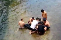 "Thầy giáo đã sinh ra con tôi lần thứ hai"