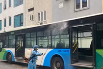 Xe buýt Hà Nội phun khử khuẩn để phòng chống dịch Covid-19