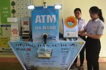 2 học sinh chế tạo ATM phòng dịch được nhận bằng khen từ Bộ trưởng