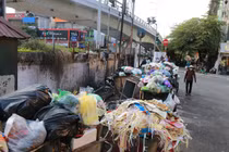 Hà Nội sẽ lựa chọn lại nhà thầu thu gom rác