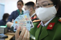 Người Hà Nội xếp hàng làm căn cước công dân gắn chip trong đêm