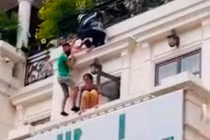 Giải cứu thành công cô gái nhảy lầu tự tử