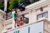 Giải cứu thành công cô gái nhảy lầu tự tử