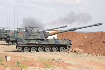 Pháo binh Thổ Nhĩ Kỳ pháo kích trên vùng đông bắc Syria. Ảnh South Front