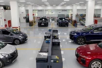 Giảm 50% phí trước bạ, khách Việt “kháo” nhau đi nhận xe, ra biển số