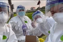 Những người hùng giữa tâm dịch Covid-19: Không dám uống nước, đóng bỉm, ngất xỉu… nhưng “bao giờ hết dịch mới về”