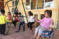 Hải Dương: Những chiếc lốp xe hỏng được biến thành đồ chơi hữu ích