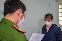 Cơ quan công an tiến hành tống đạt các quyết định tố tụng đối với Lê Thị Bình. 