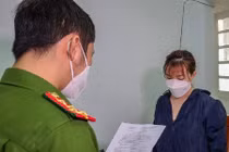 Cơ quan công an tiến hành tống đạt các quyết định tố tụng đối với Lê Thị Bình. 