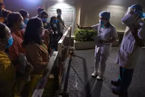 Phong tỏa Bệnh viện Hoàn Mỹ Sài Gòn, dân xếp hàng dài xin vào giữa đêm