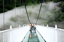 Trung Quốc đóng cửa 32 cầu kính trong hơn một năm