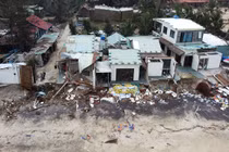 Quán hàng ven biển Hội An bị cuốn trôi