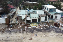 Quán hàng ven biển Hội An bị cuốn trôi