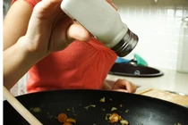 Dễ mắc nhiều bệnh từ thói quen ăn mặn