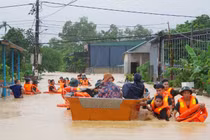 Mưa lũ miền Trung làm 11 người chết và mất tích, hơn 10.000 dân sơ tán