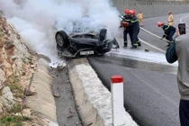Ô tô đâm vào vách núi rồi bốc cháy, 3 người thương vong
