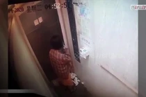 Bị bắt giam vì bôi nước bọt lên nút thang máy