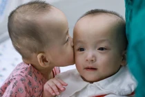 Trúc Nhi, Diệu Nhi tập đứng, tập bò