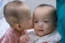 Trúc Nhi, Diệu Nhi tập đứng, tập bò