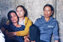 Mẹ khóc ngất gọi con thơ 5 tuổi bị trói tay, bỏ đói đến chết