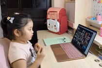 Phụ huynh lo con chưa biết đọc biết viết đã phải học online