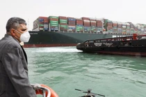 Vì sao con tàu chắn ngang kênh đào Suez gây thiệt hại toàn cầu
