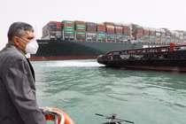 Vì sao con tàu chắn ngang kênh đào Suez gây thiệt hại toàn cầu