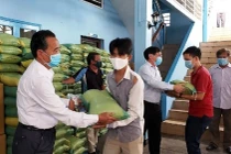 Bàn giao 85.000USD giúp người Việt tại Campuchia phòng chống dịch