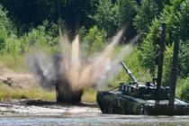 Video: Lính tăng Nga thực hành lái ngầm tăng T-80 vượt sông