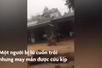 Khoảnh khắc lũ cuốn người ở Quảng Nam