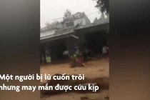 Khoảnh khắc lũ cuốn người ở Quảng Nam