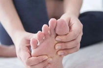 Chạm ngón chân phát hiện bệnh tim?