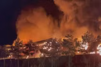 Vụ cháy đã thiêu rụi nhiều nguyên liệu, máy móc bên trong.