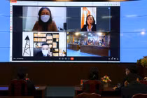 Người dân thực hiện cuộc gọi đến Tổng đài 1022 tư vấn điều trị Covid-19 tại nhà.