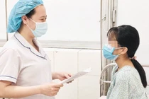 Tháo xoắn buồng trứng cho bé gái 13 tuổi