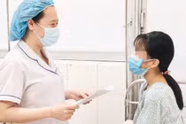 Tháo xoắn buồng trứng cho bé gái 13 tuổi